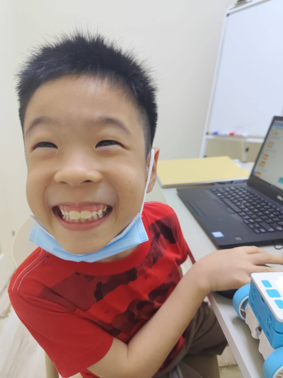 孩子开心地完成编程课堂任务