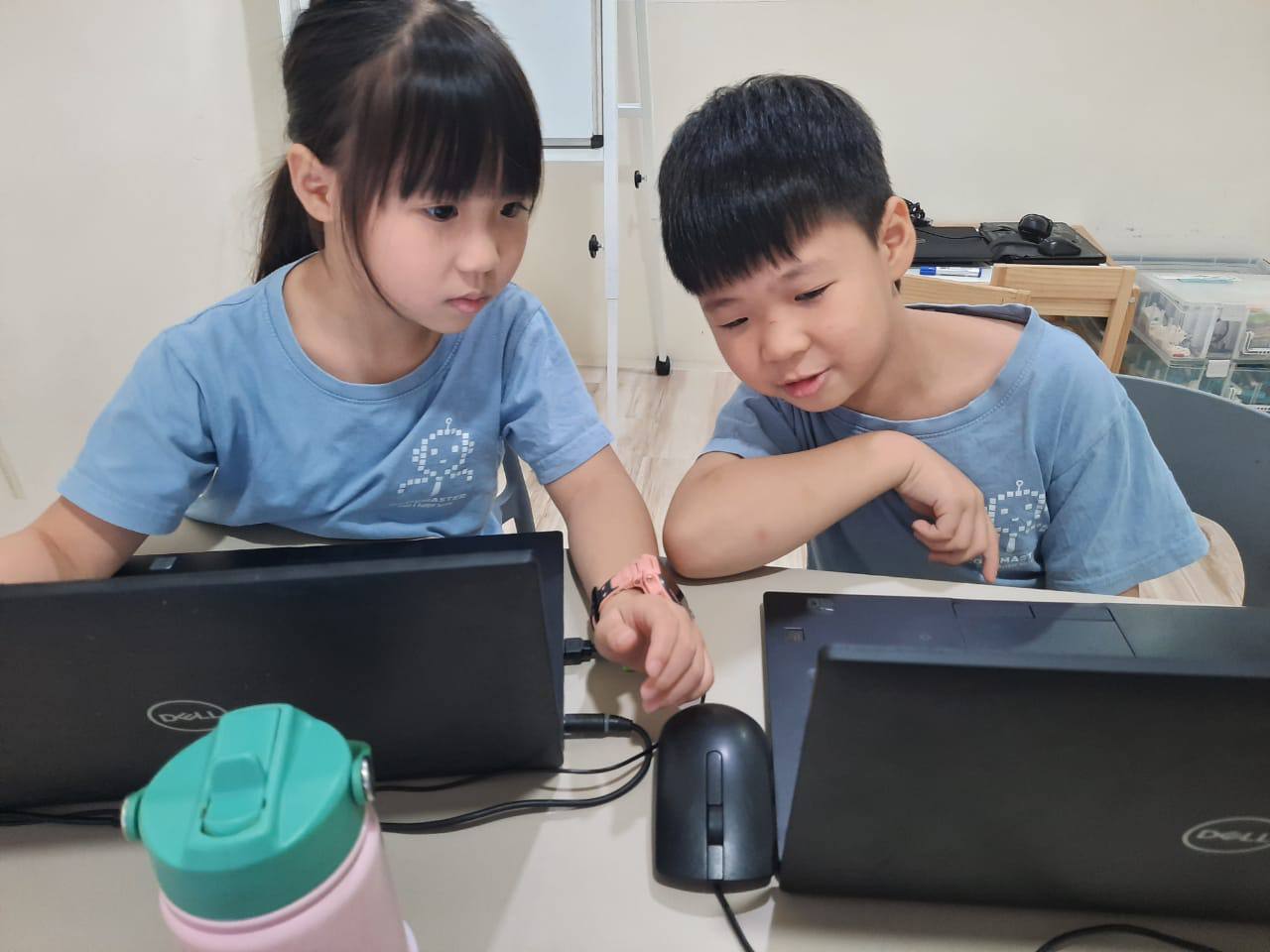 两位孩子一起进行电脑编程学习