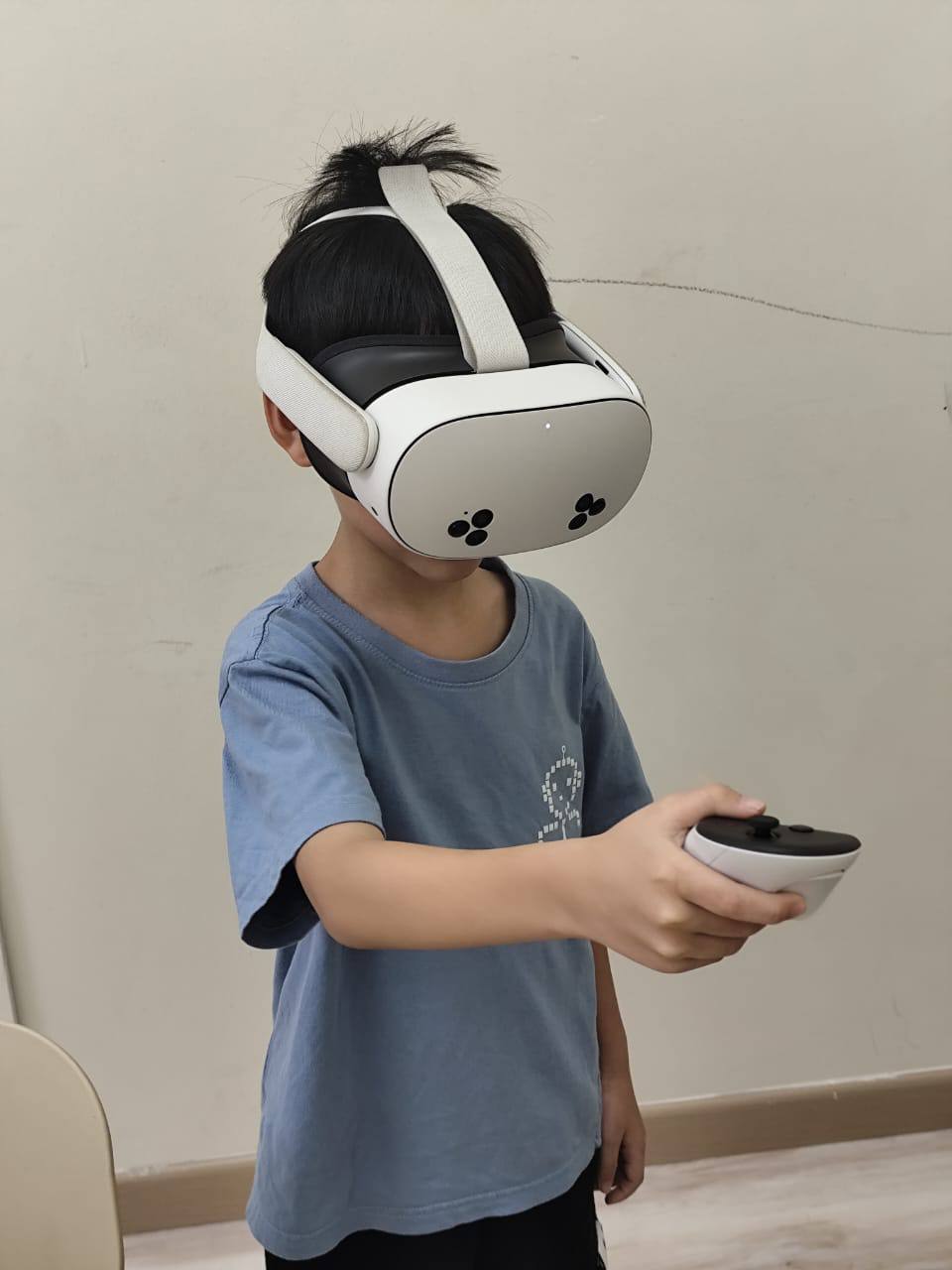 孩子体验虚拟现实科技